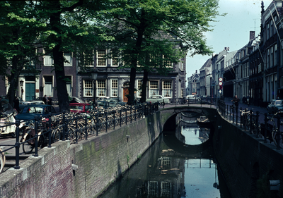849820 Gezicht op de Drift te Utrecht, met links het Janskerkhof en in het midden de Maarsbergerbrug.